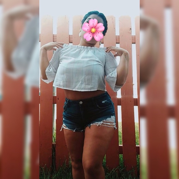 ❗️SOLD❗️✨Crop Over The Shoulder Top✨ - Picture 7 of 7